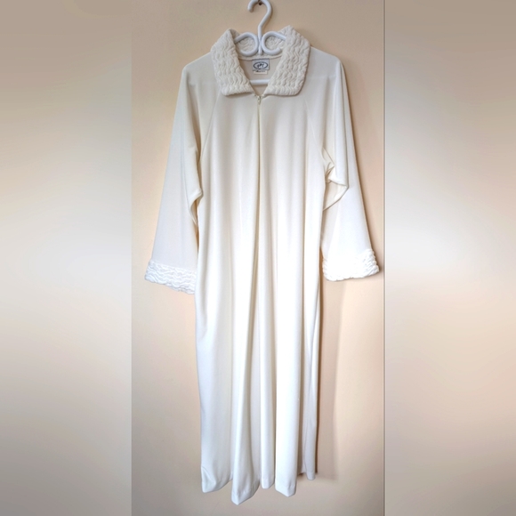 Kelly, Vintage, House white velvet coat, textured cuffs and collar, size Large. - Picture 1 of 16